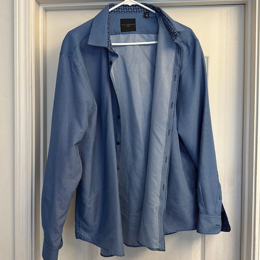 Calabrum bird’s eye patter button down casual dress shirt. EUC. Flip cuff.